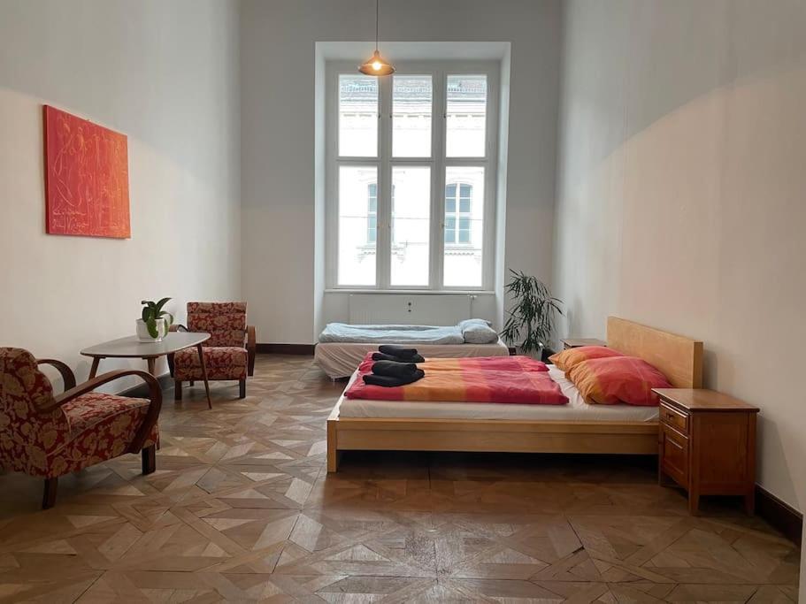 Geraeumige Altbauwohnung Im Zentrum