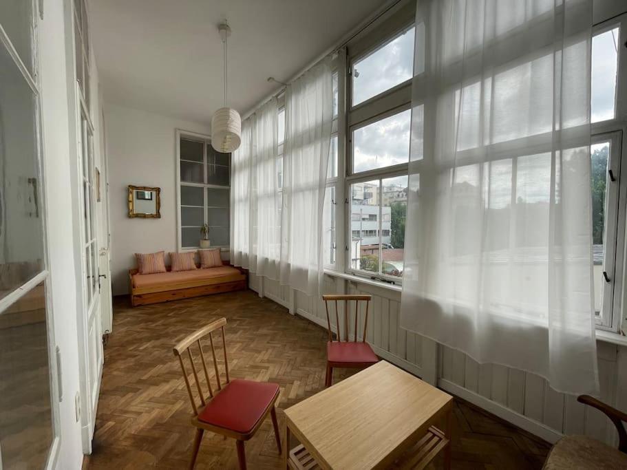 Apartment Geraeumige Altbauwohnung Im Zentrum *